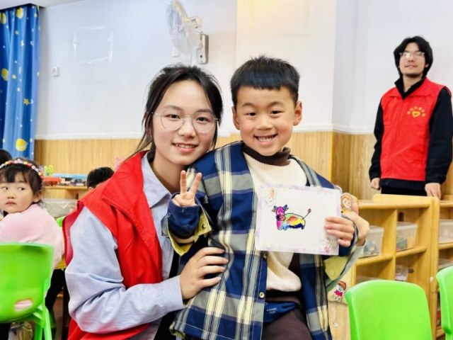 湖文學(xué)子宣講古今相通、攜手繪畫(huà)