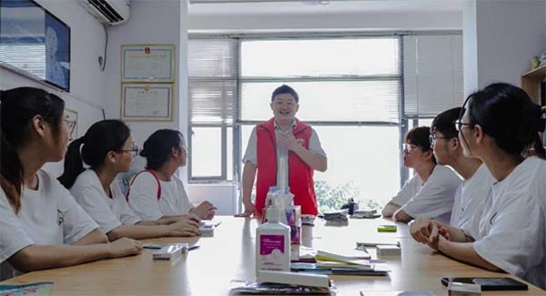 集大學(xué)子守望相助，走進(jìn)彩虹之家