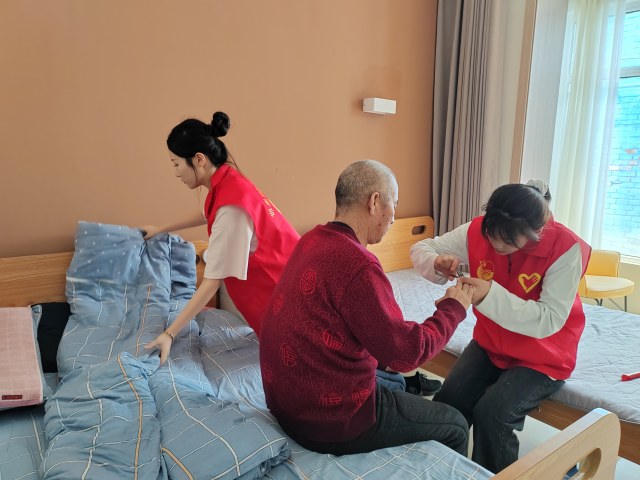 邯鄲幼專(zhuān)志愿者走進(jìn)武安市樂(lè)美康養(yǎng)中心開(kāi)展慰問(wèn)活動(dòng)