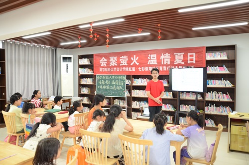 南財(cái)學(xué)子走進(jìn)農(nóng)家書屋：人工智能與財(cái)商知識(shí)激發(fā)創(chuàng)新活力
