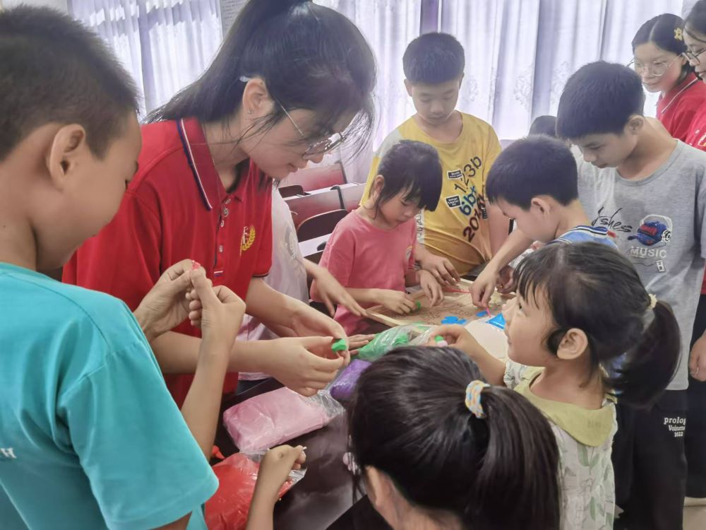 投身松柏實(shí)踐，綻放青春光芒