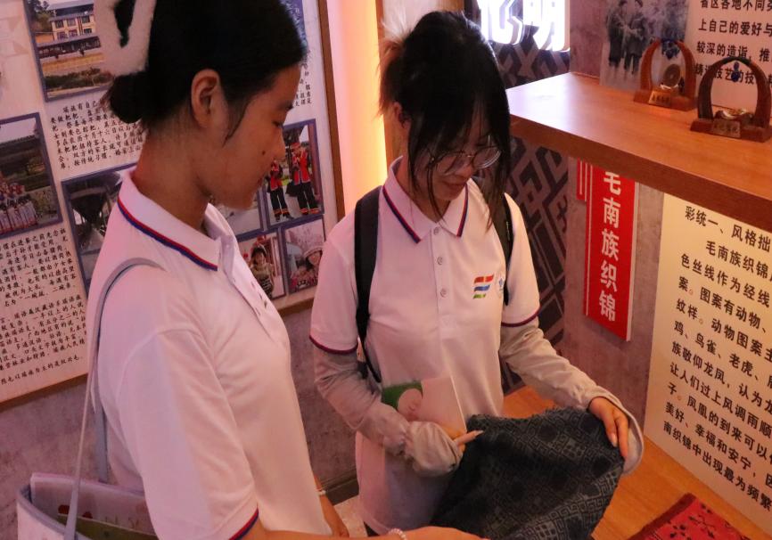 毛南館展團結(jié)韻，學子心感民族情