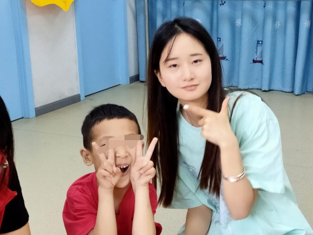 大手拉小手，青春共成長