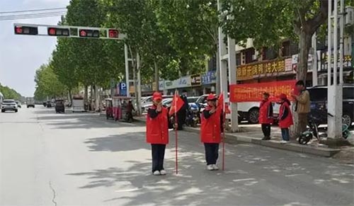 商丘市示范區(qū)平臺小學開展“共創(chuàng)文明城”社會實踐活動